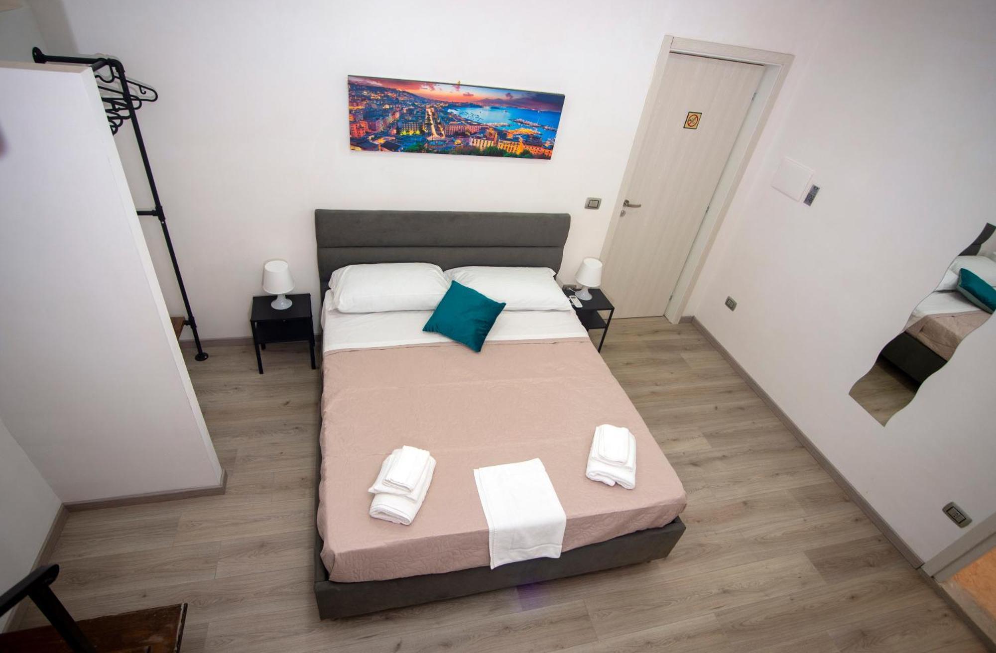 Na City Rooms Naples Exterior photo